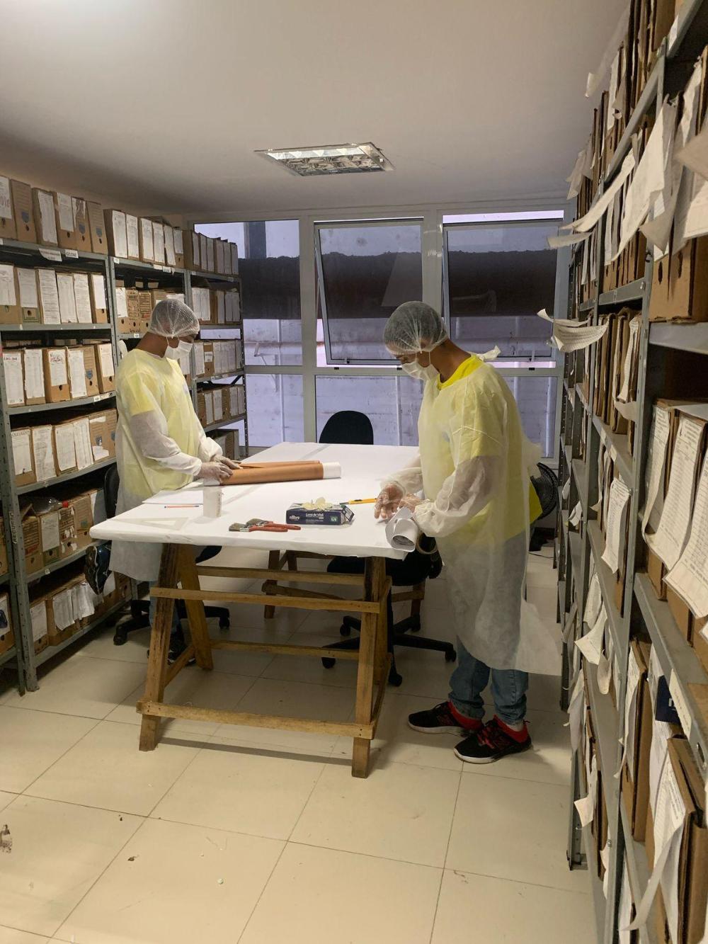 Capa da notícia: Jovens reeducandos ajudam a preservar a história da capital por meio da restauração e preservação de documentos